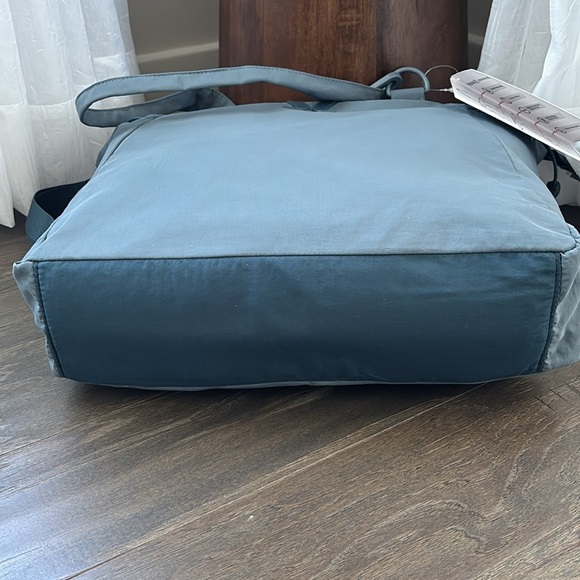 Hurley Horizon Shopper tote,zip top in/out pockets,removable crossbody strap - Picture 7 of 13